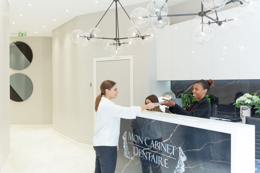 Accueil du cabinet, banque en marbre noir avec le logo