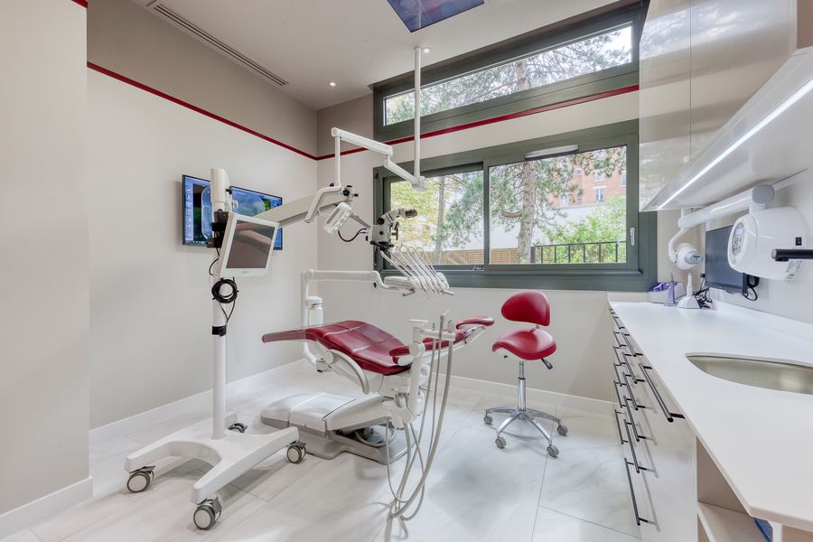 Salle de soins équipée d'un microscope opératoire